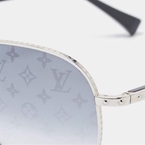 Authentic Louis Vuitton Z0165U Monogram Aviator Sunglasses.